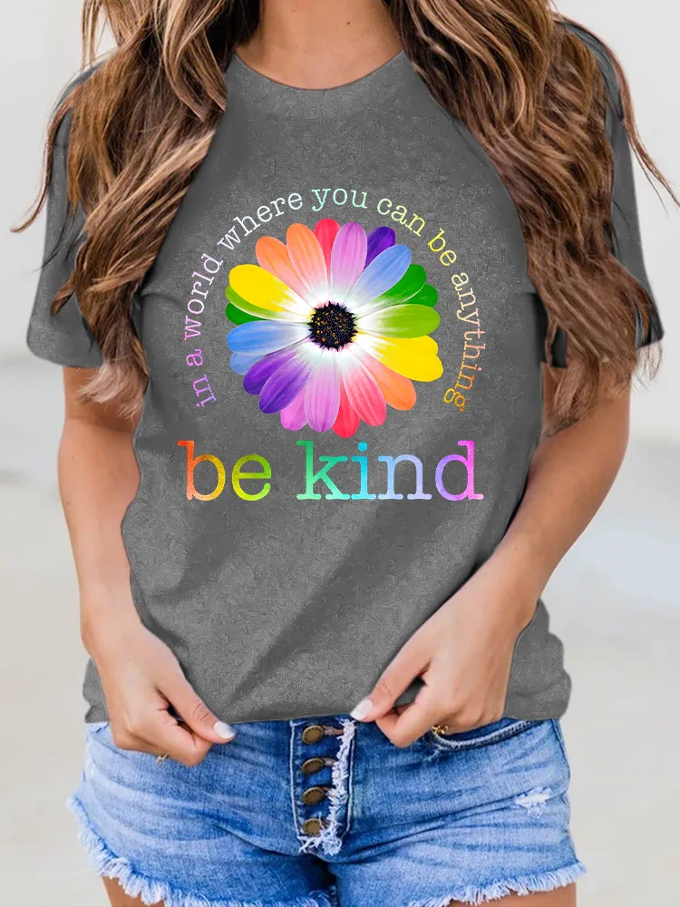 Women'S In A World Where You Can Be Anything Be Kind Round-Neck Short-Sleeved T-Shirt