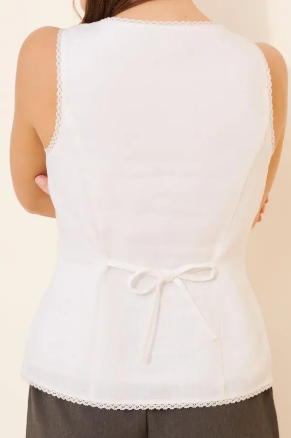 Elegant White Solid Round Neck Sleeveless Tops