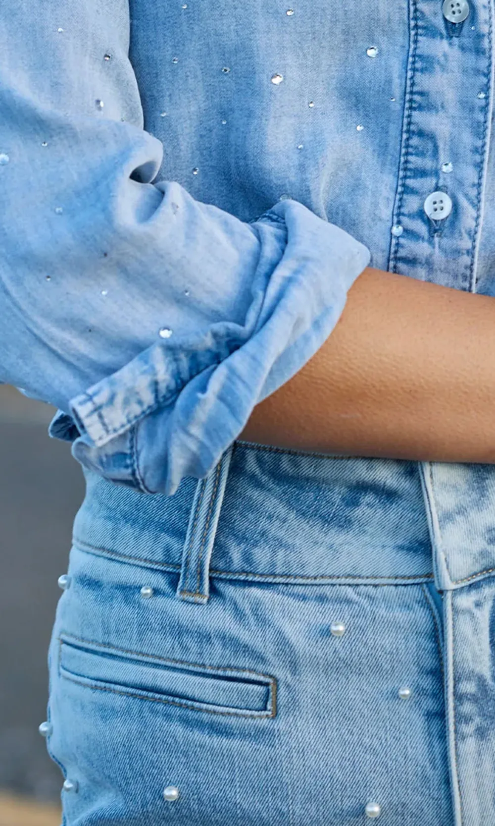 Light-Colored Premium Wide-Leg Jeans